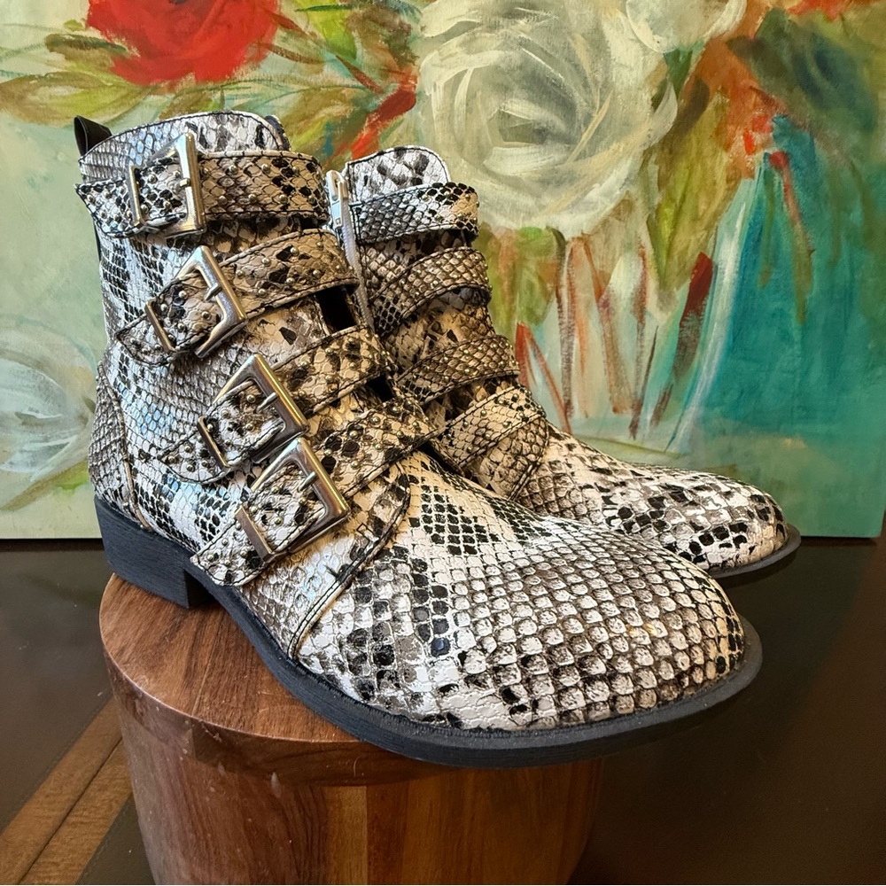 Qupid White Black Snake Print Faux Leather Ankle Booties Womens Size 10 Buckles